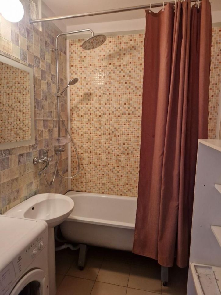 2-комн квартира Домостроителей ул., 5